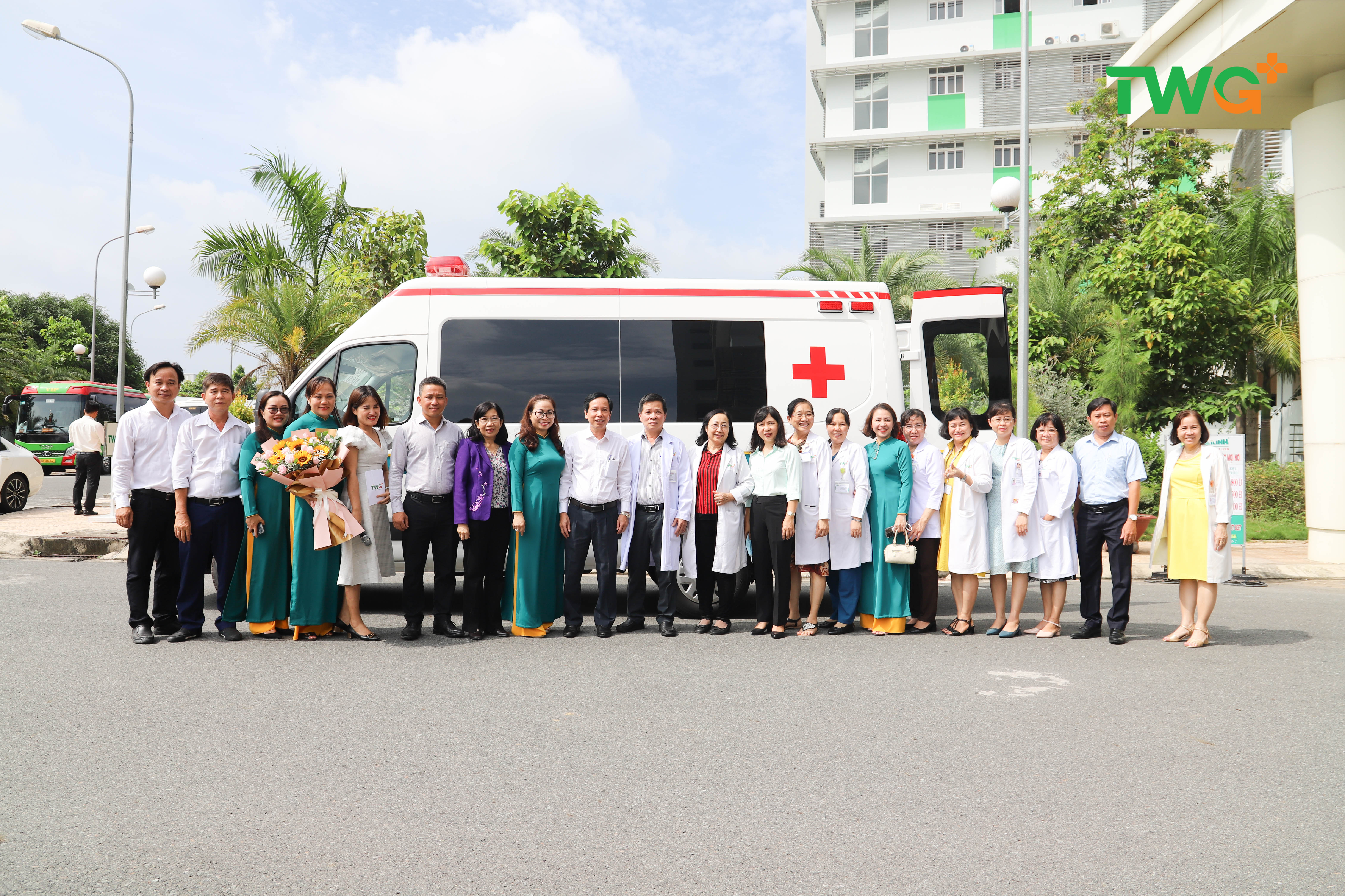 Ngân hàng BIDV tặng xe cứu thương cho Bệnh Viện TWG Long An